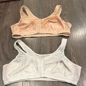 Exquisite Elegant Lace Women's Intimates Set - white and Tan size 40C 9:11